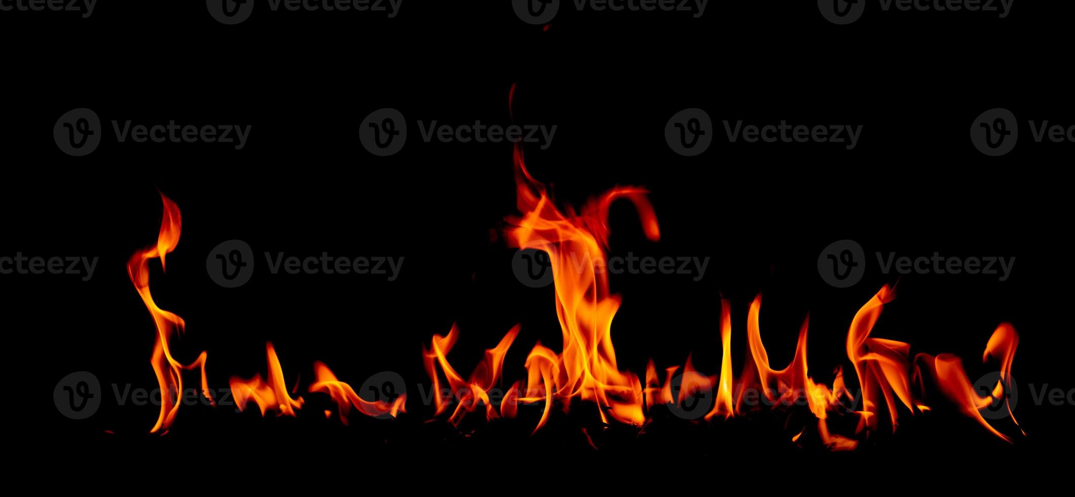 fiamma di fuoco su blackground foto