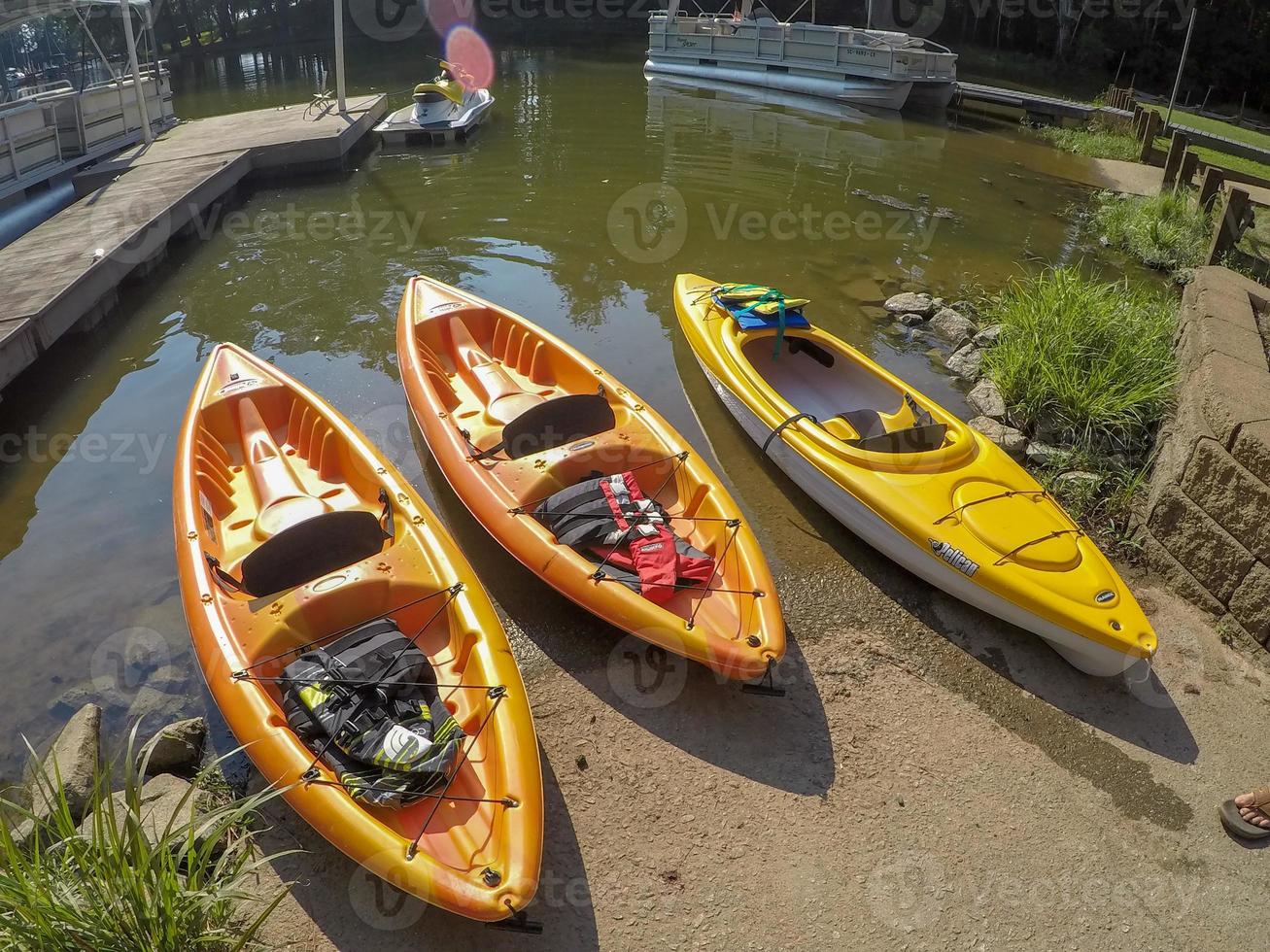 kayak in riva al lago in estate foto