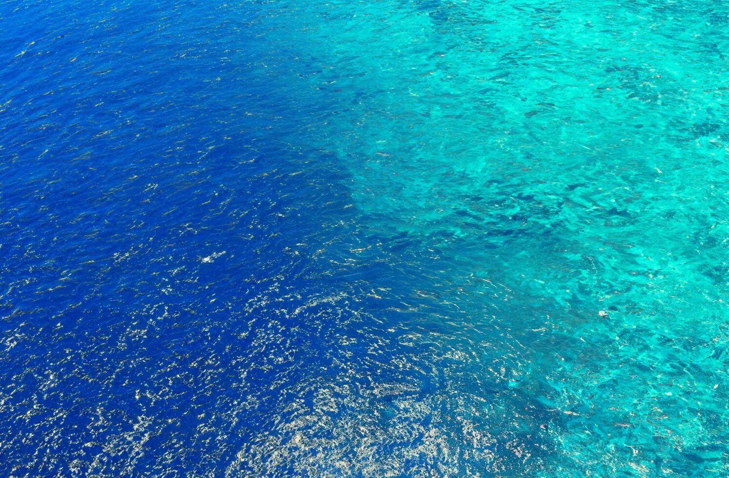 sfondo della superficie dell'acqua blu foto