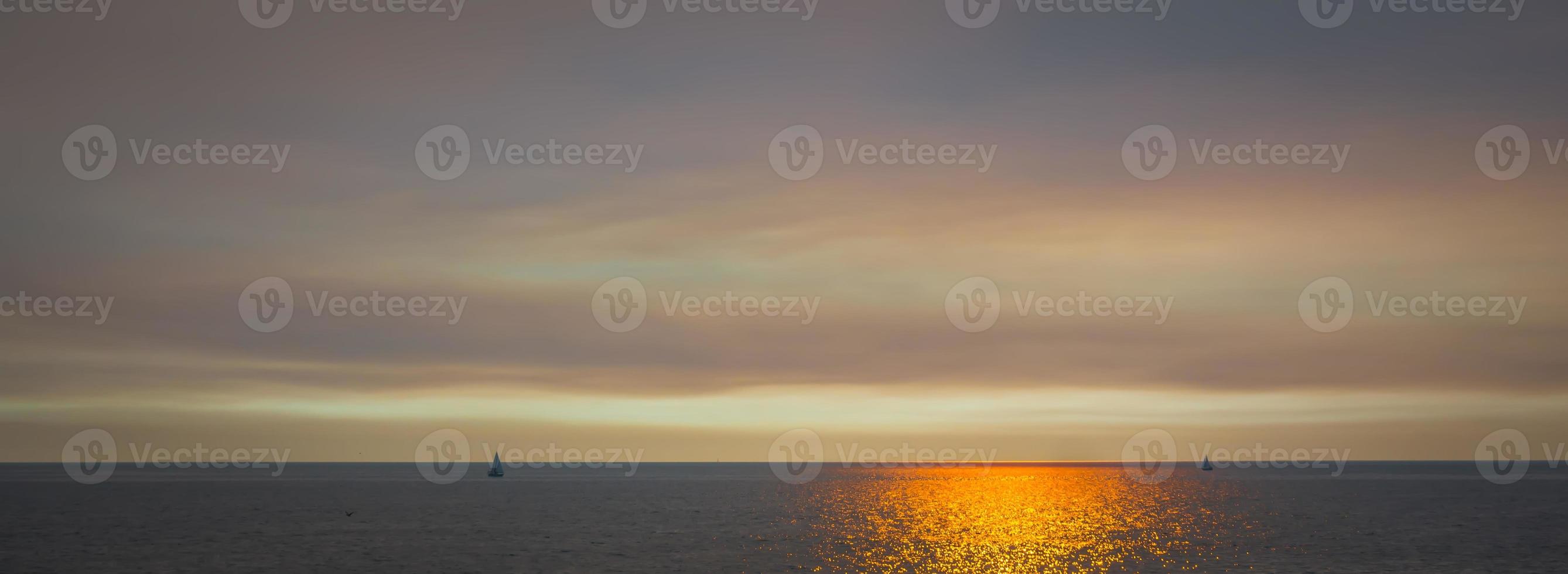 scene e dintorni della spiaggia di Huntington a novembre foto