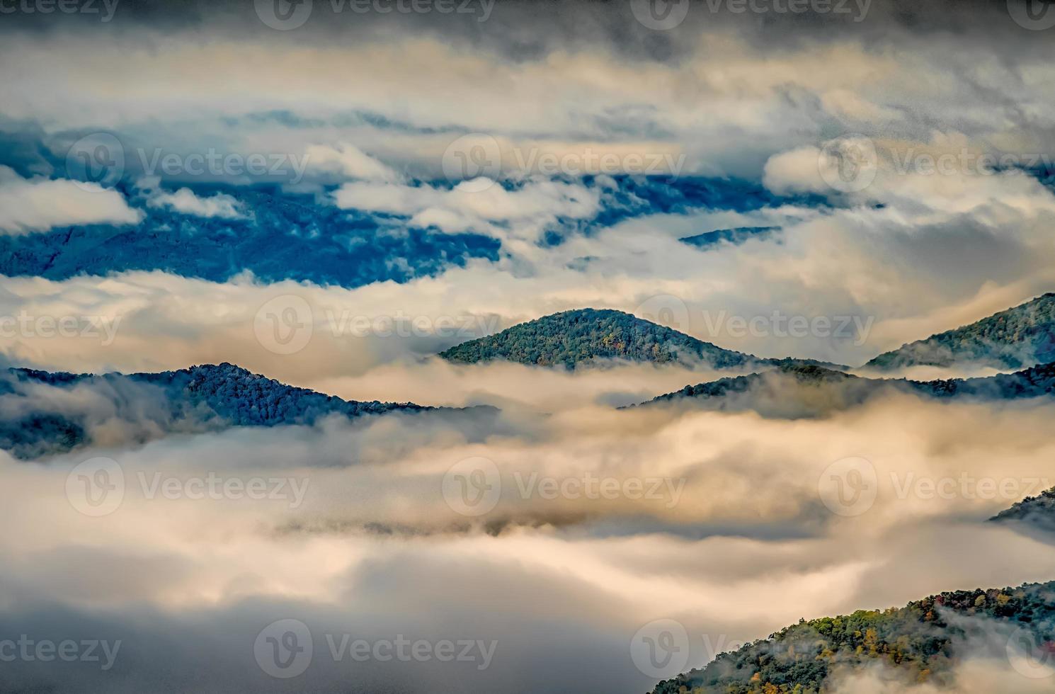 foto nebbiosa autunnale di prima mattina a Blue Ridge Parkway North Carolina