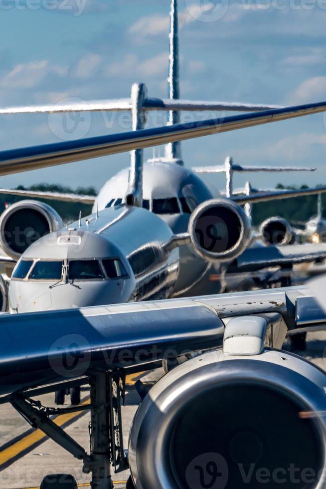 traffico intenso sull'asfalto dell'aeroporto prima del decollo degli aerei foto