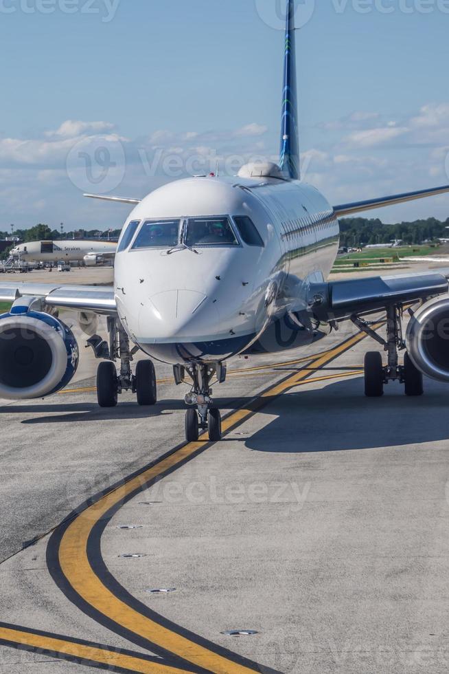 traffico intenso sull'asfalto dell'aeroporto prima del decollo degli aerei foto