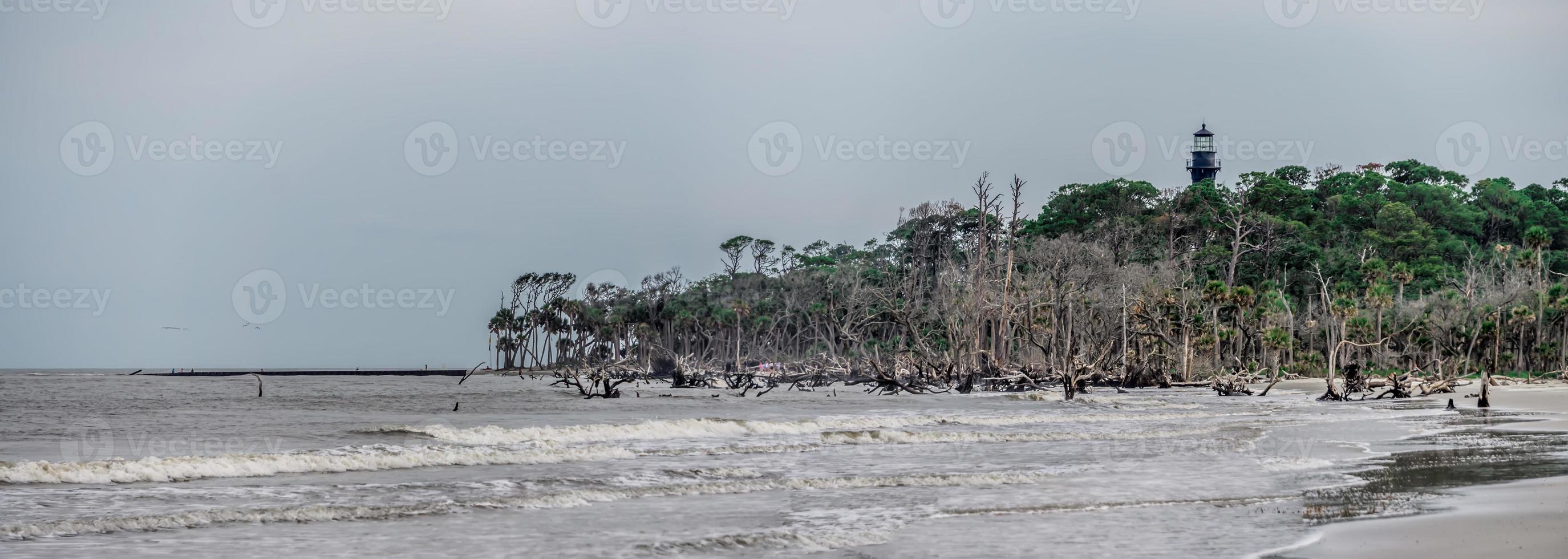 spiaggia e faro dell'isola di caccia nella carolina del sud foto