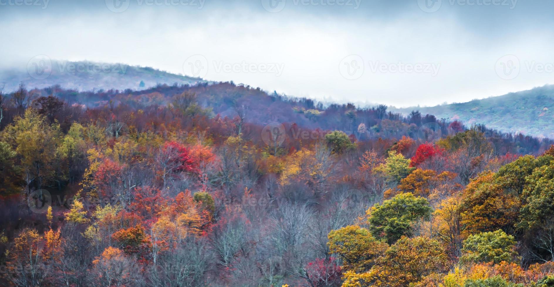 cresta blu e montagne fumose che cambiano colore in autunno foto