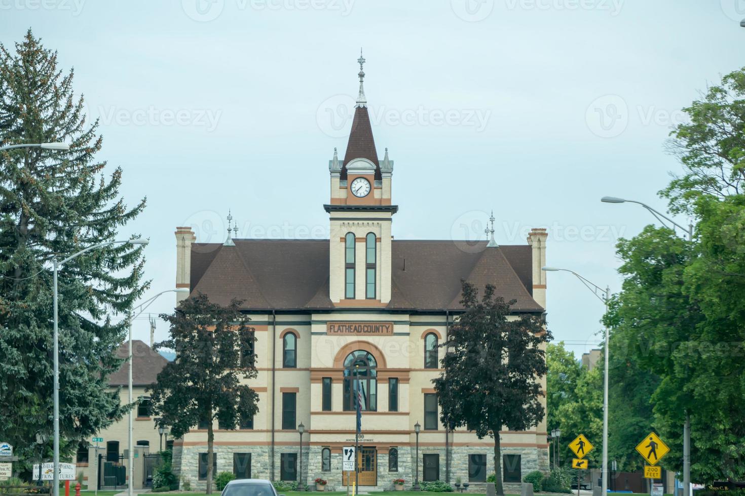 strade e architettura della città di kalispell montana foto