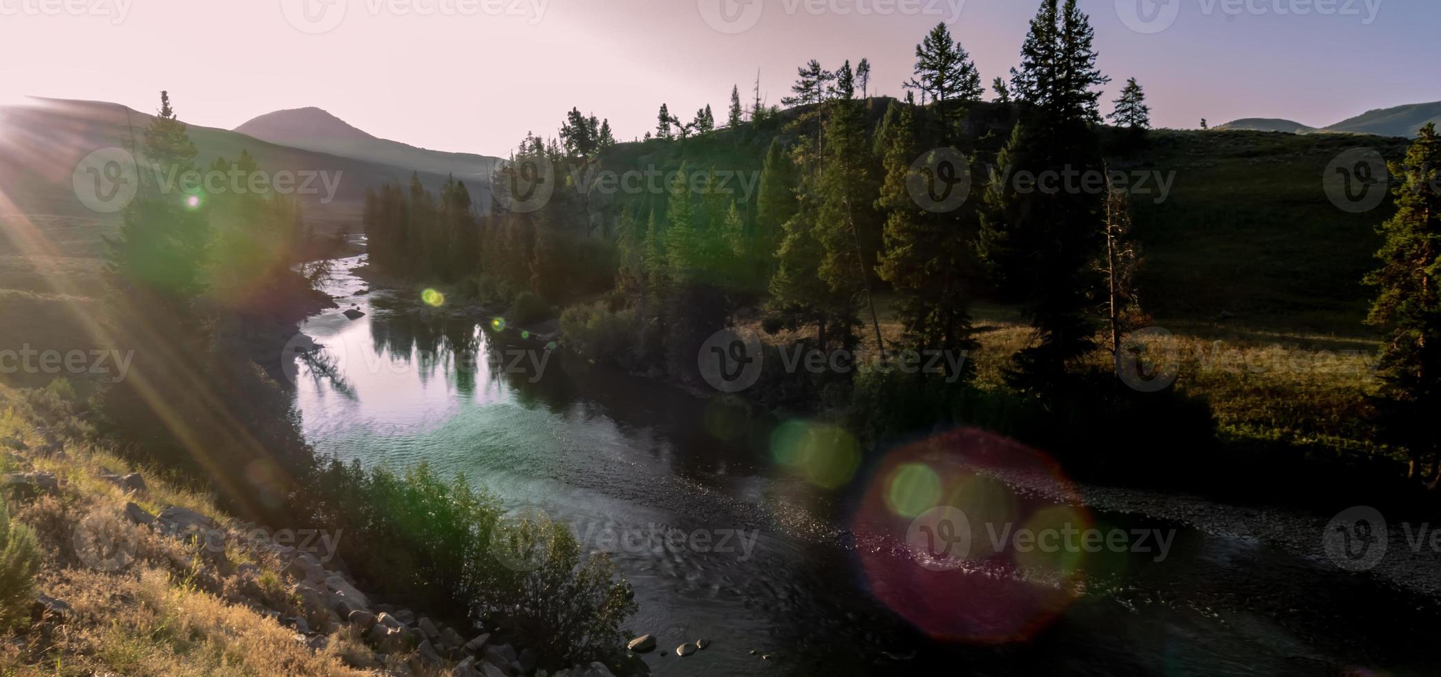 fiume di yellowstone all'alba vicino al parco di yellowstone foto