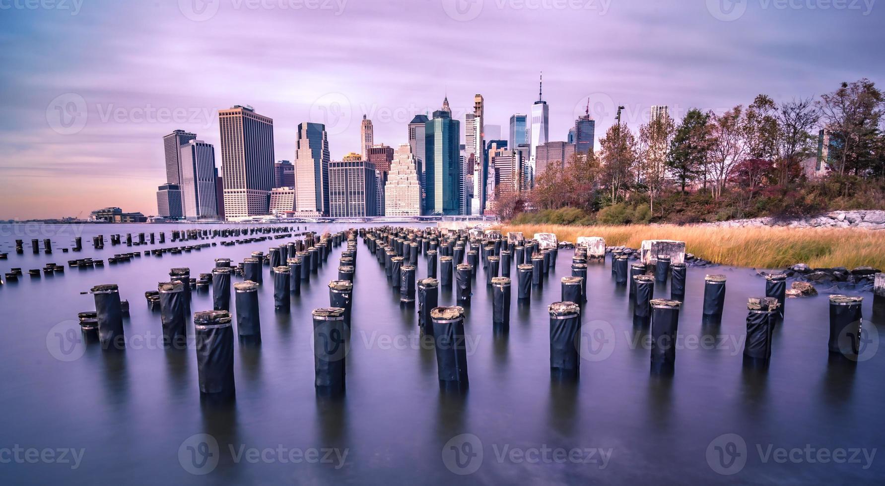 skyline di new york in una giornata nuvolosa foto