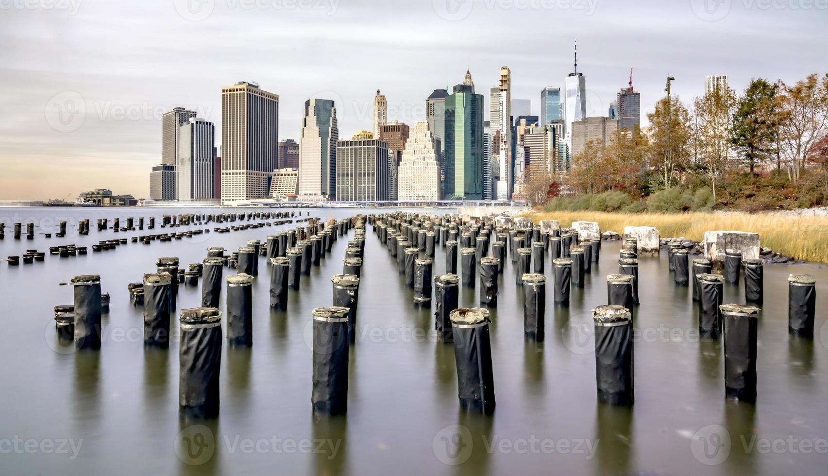 skyline di new york in una giornata nuvolosa foto