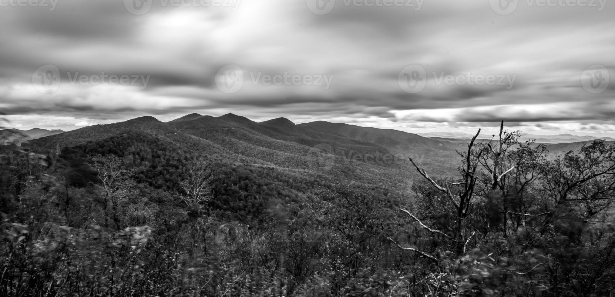 i campi del cimitero si affacciano sulle montagne fumose della Carolina del Nord north foto