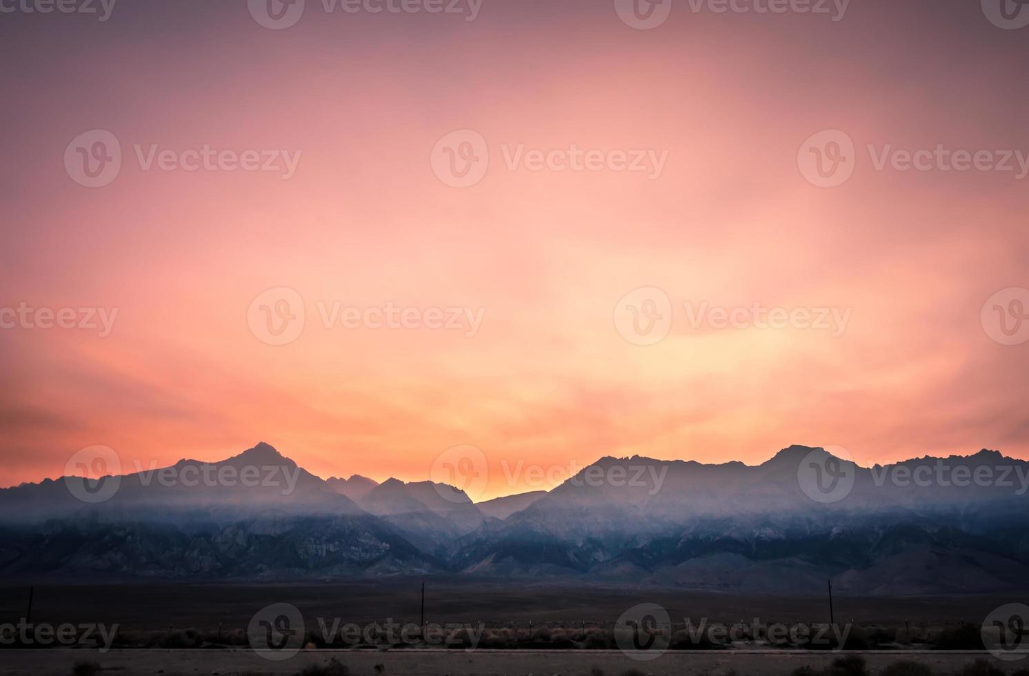 surreale lago owens al tramonto in california usa foto