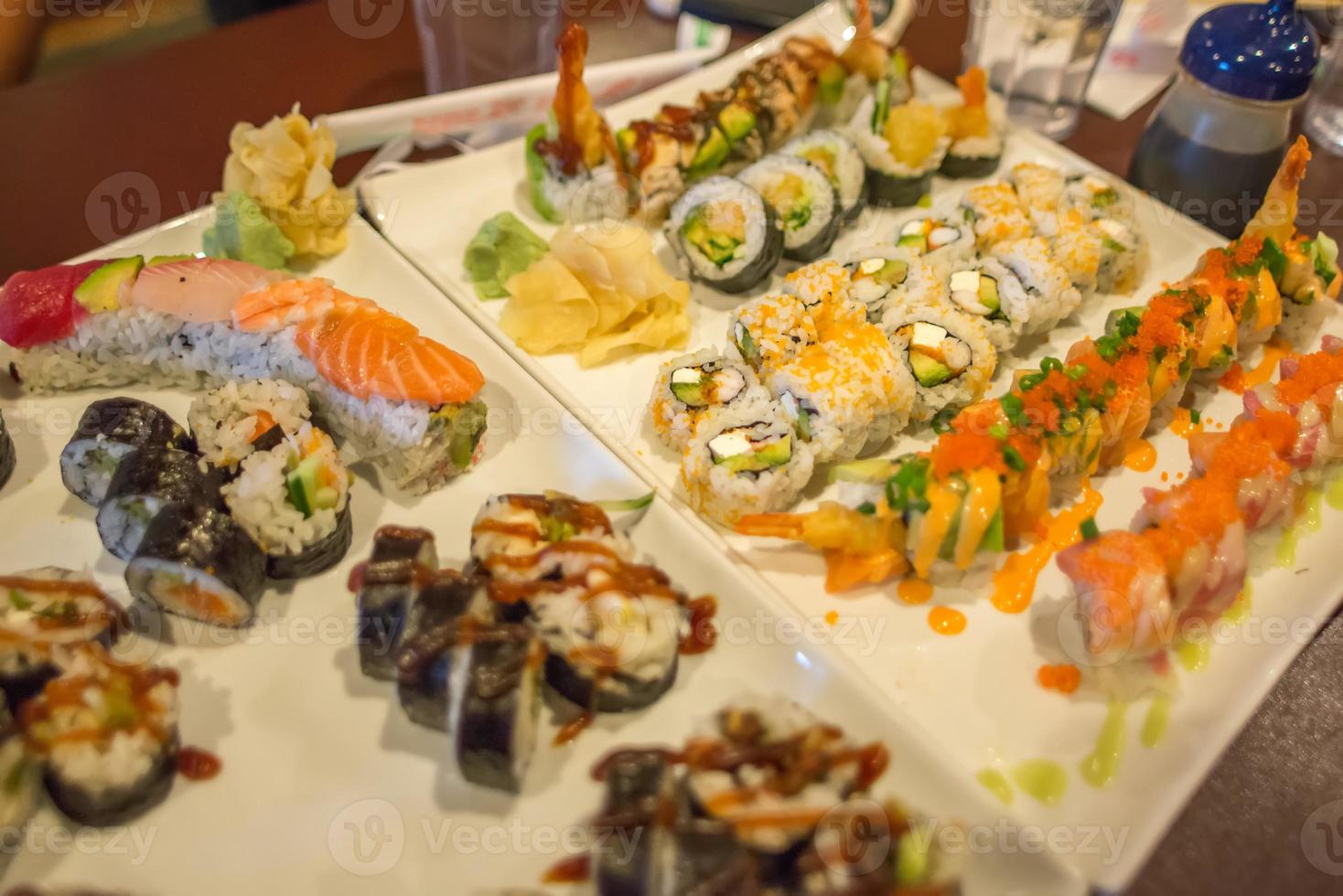 varietà di involtini di sushi su un tavolo da pranzo foto