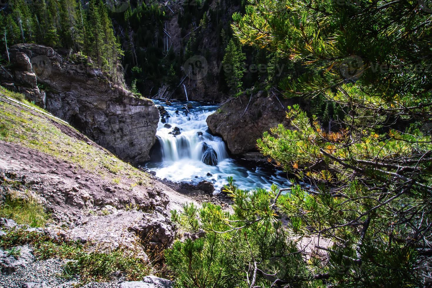 fiume firehole e cascate a yellowstone wyoming foto