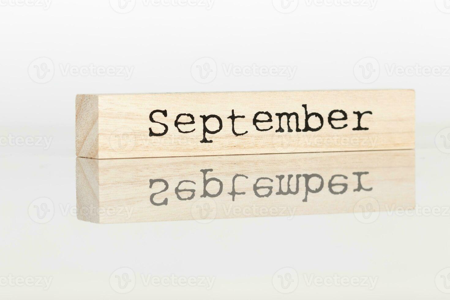 di legno cubo con il iscrizione settembre su un' bianca sfondo foto
