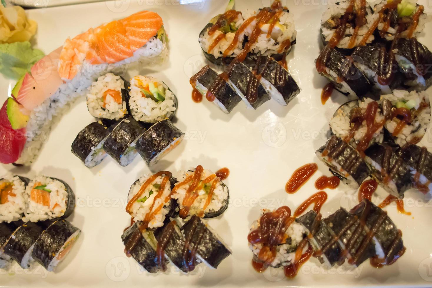 varietà di involtini di sushi su un tavolo da pranzo foto
