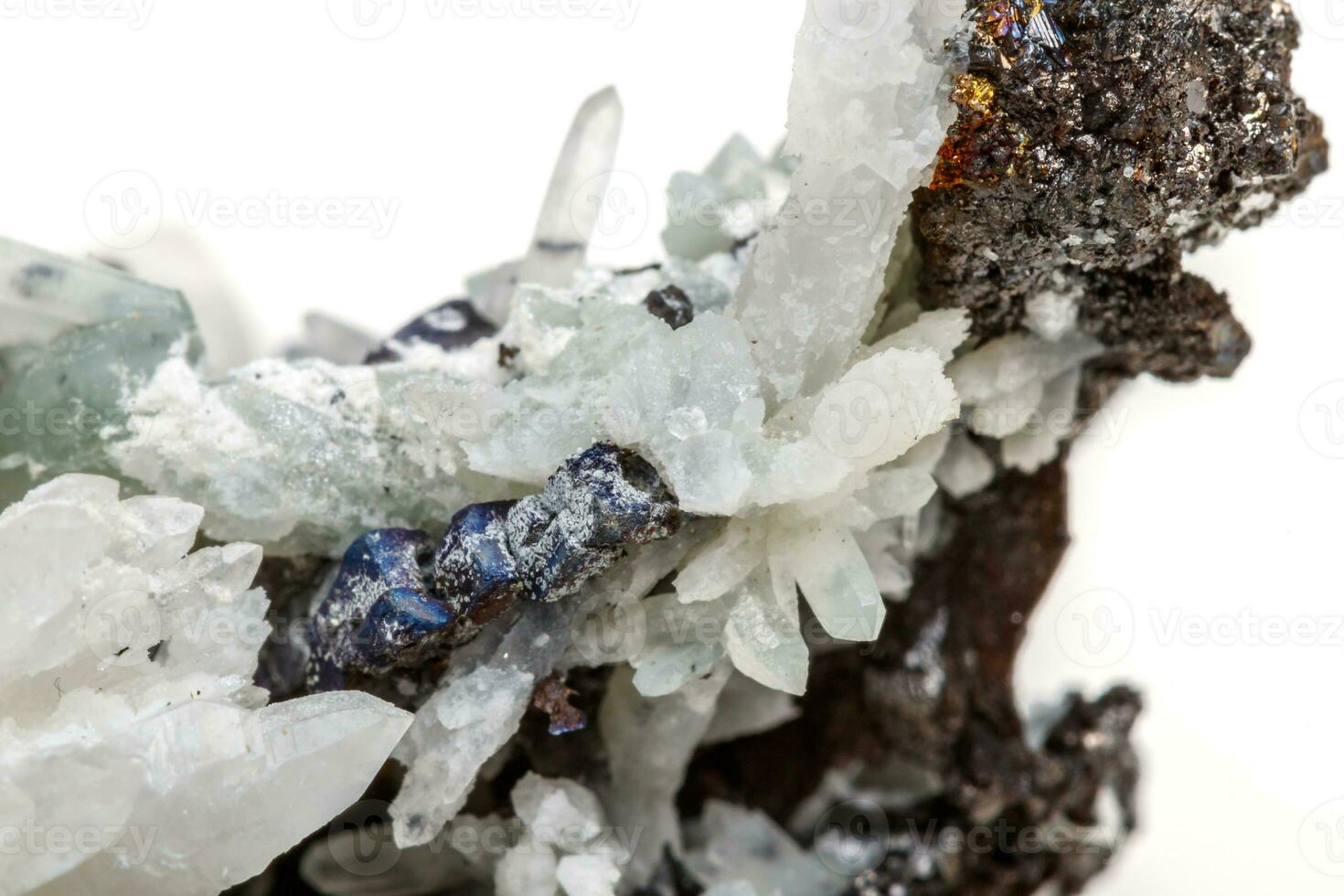 macro minerale pietra druso quarzo con sfalerite nel il roccia un' bianca sfondo foto