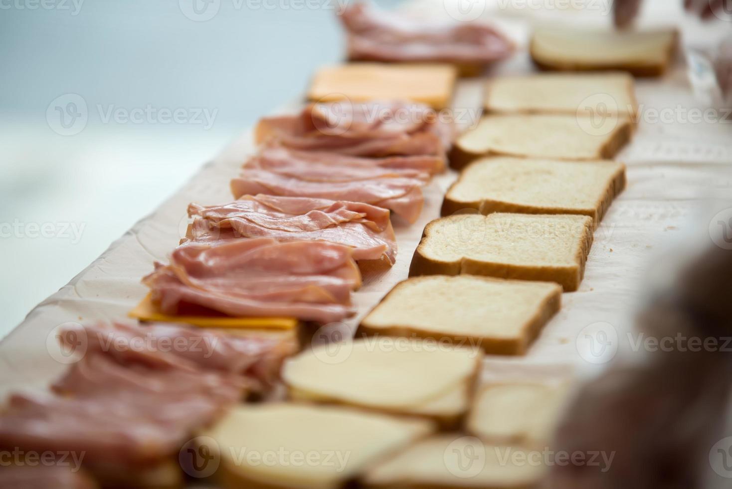 studenti di colleghi che preparano cibo per beneficenza o senzatetto foto