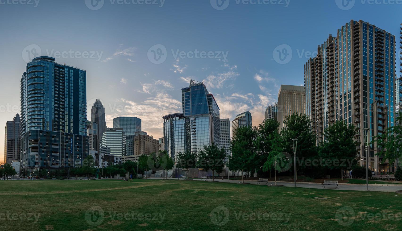 skyline di charlotte North Carolina da Romare Bearden Park bear foto