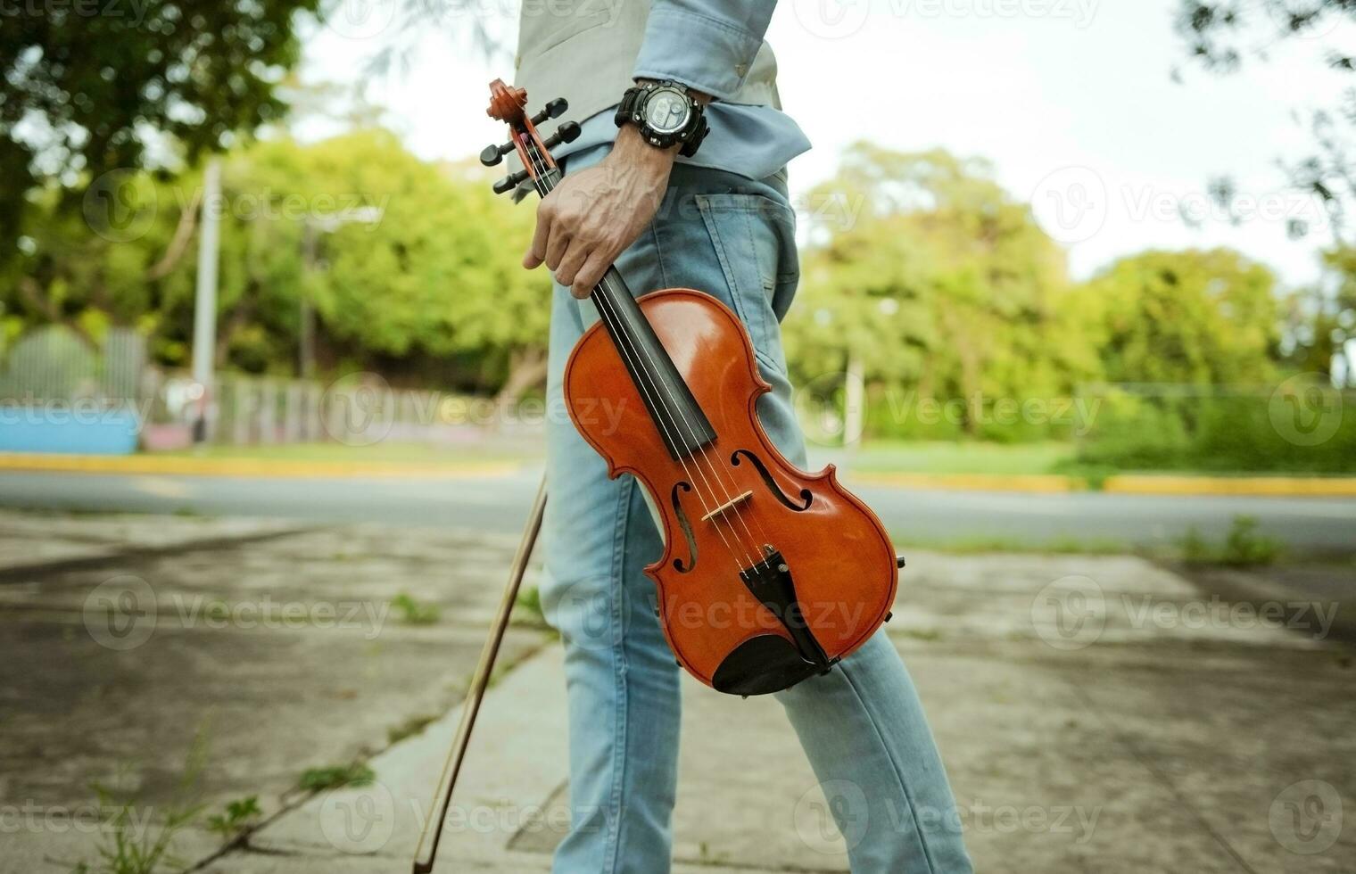 vicino su di mani Tenere violino e cerchio. mani Tenere violino e cerchio all'aperto, concetto di persona Tenere violino e cerchio all'aperto foto