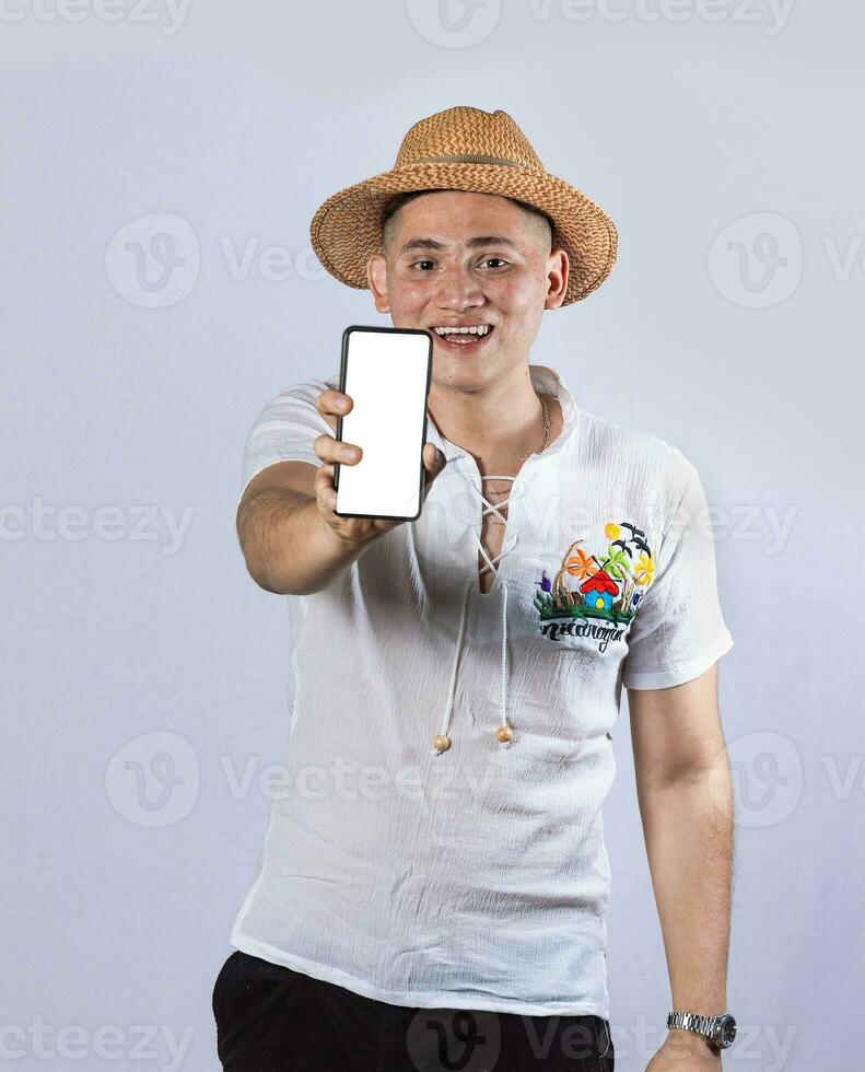 uomo con spiaggia cappello mostrando il schermo di il suo cellula Telefono, spiaggia uomo mostrando il schermo di il cellula Telefono foto