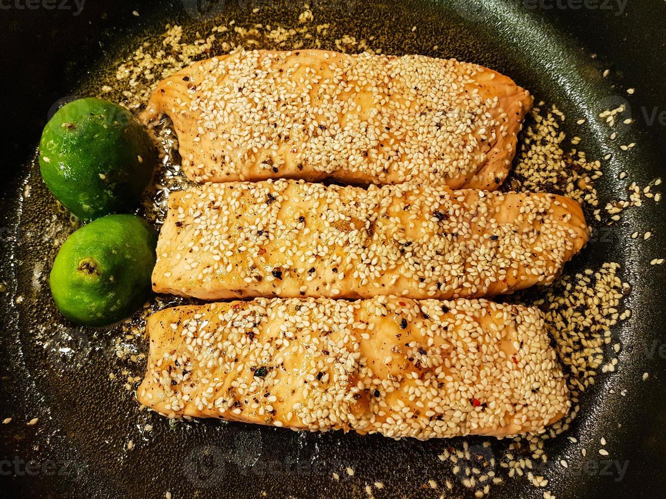 trancio di salmone con crema di spinaci e patate al forno foto