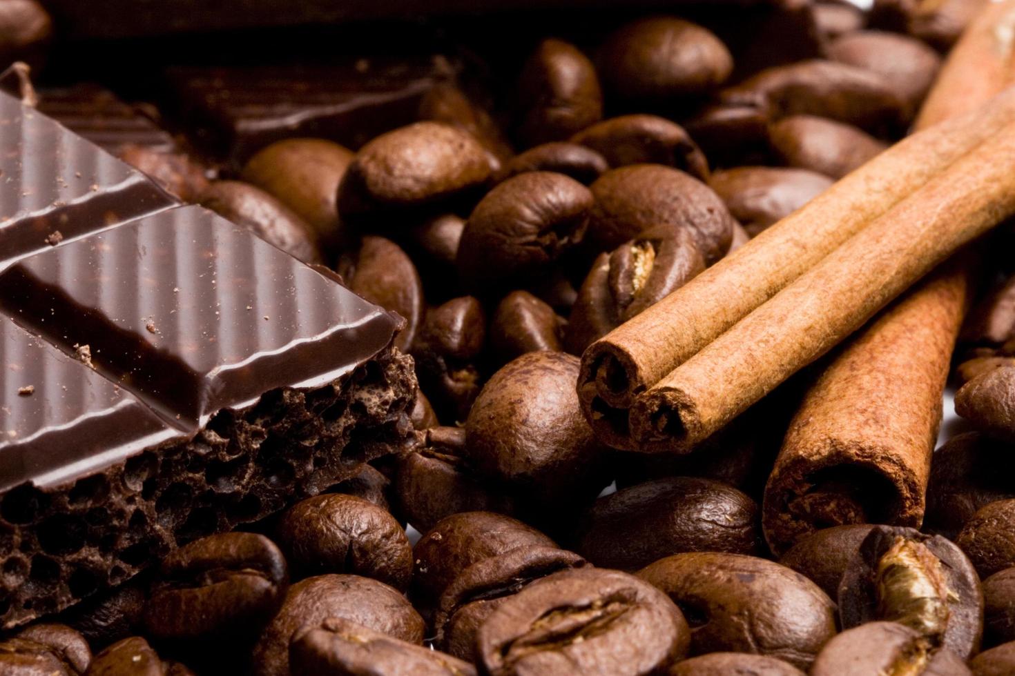 cioccolato, caffè e bastoncini di cannella foto