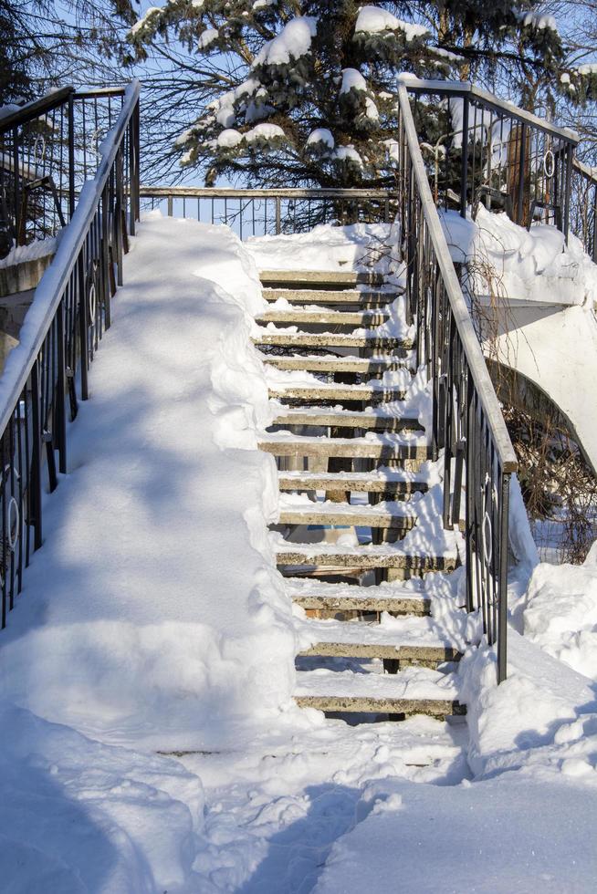 parco cittadino in inverno. scala per la pista da ballo nel parco cittadino foto