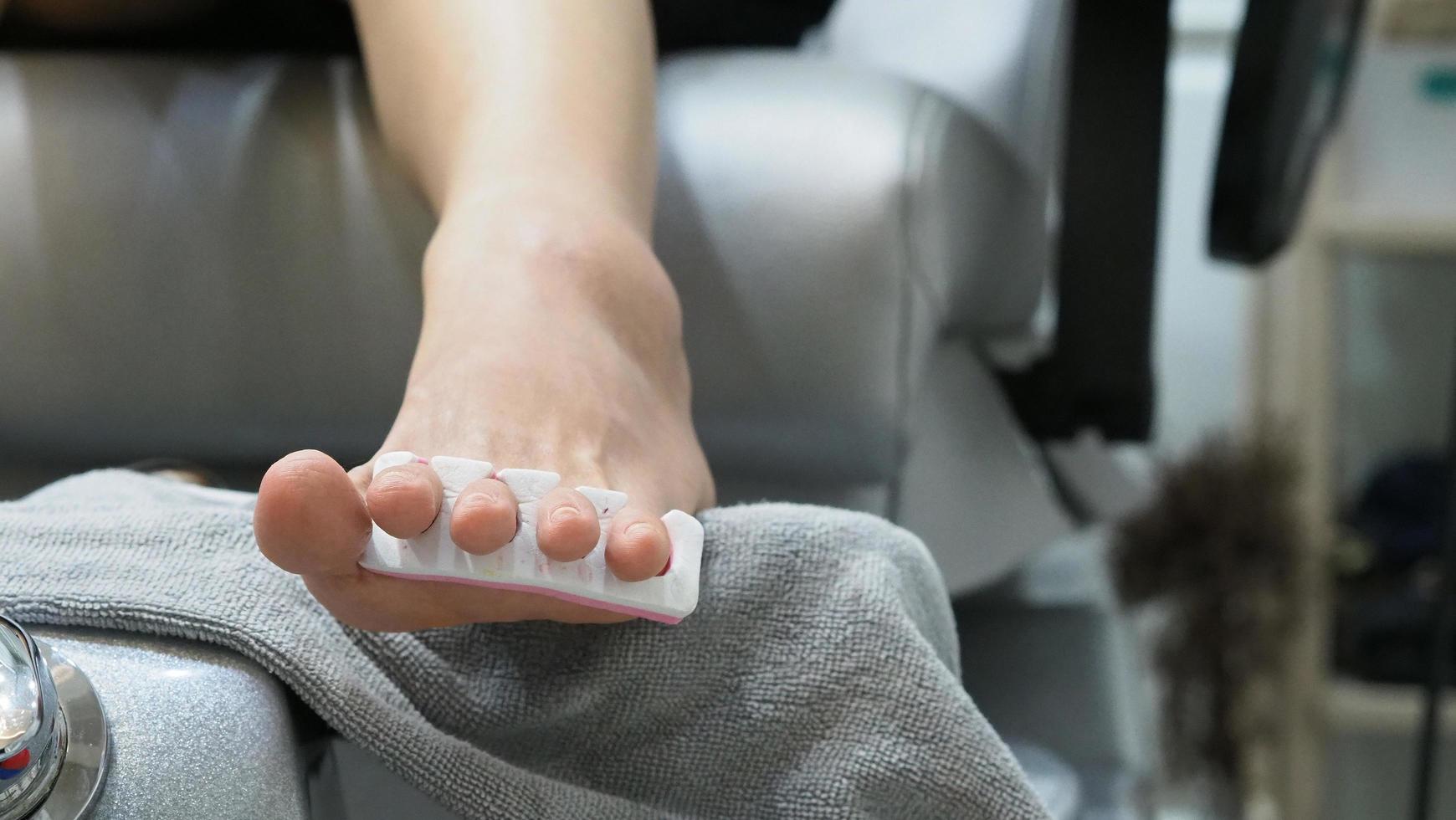 piede di donna che riceve una pedicure foto