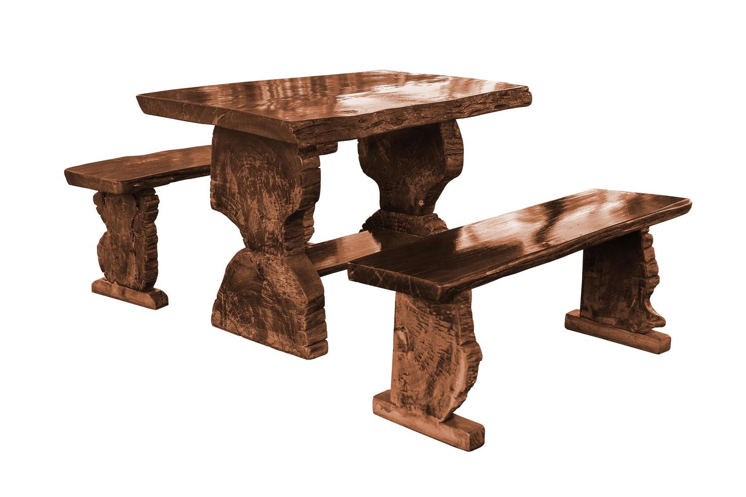 tavolo da giardino con panche in legno isolato su bianco foto