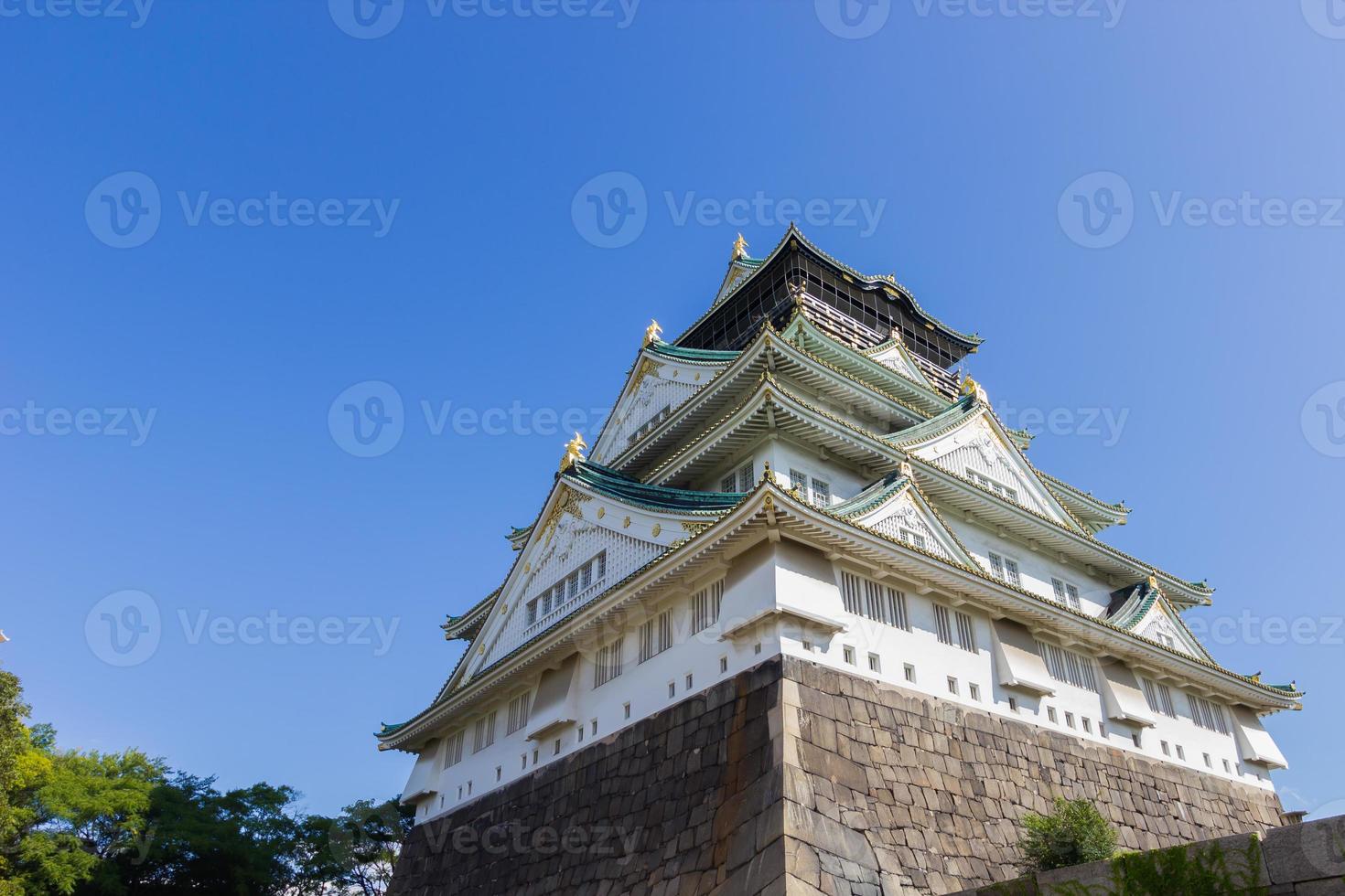 il castello di osaka sul cielo azzurro con copyspace foto