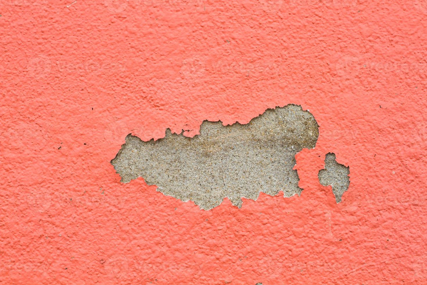 vecchia vernice e muro, muro screpolato di colore arancione. foto