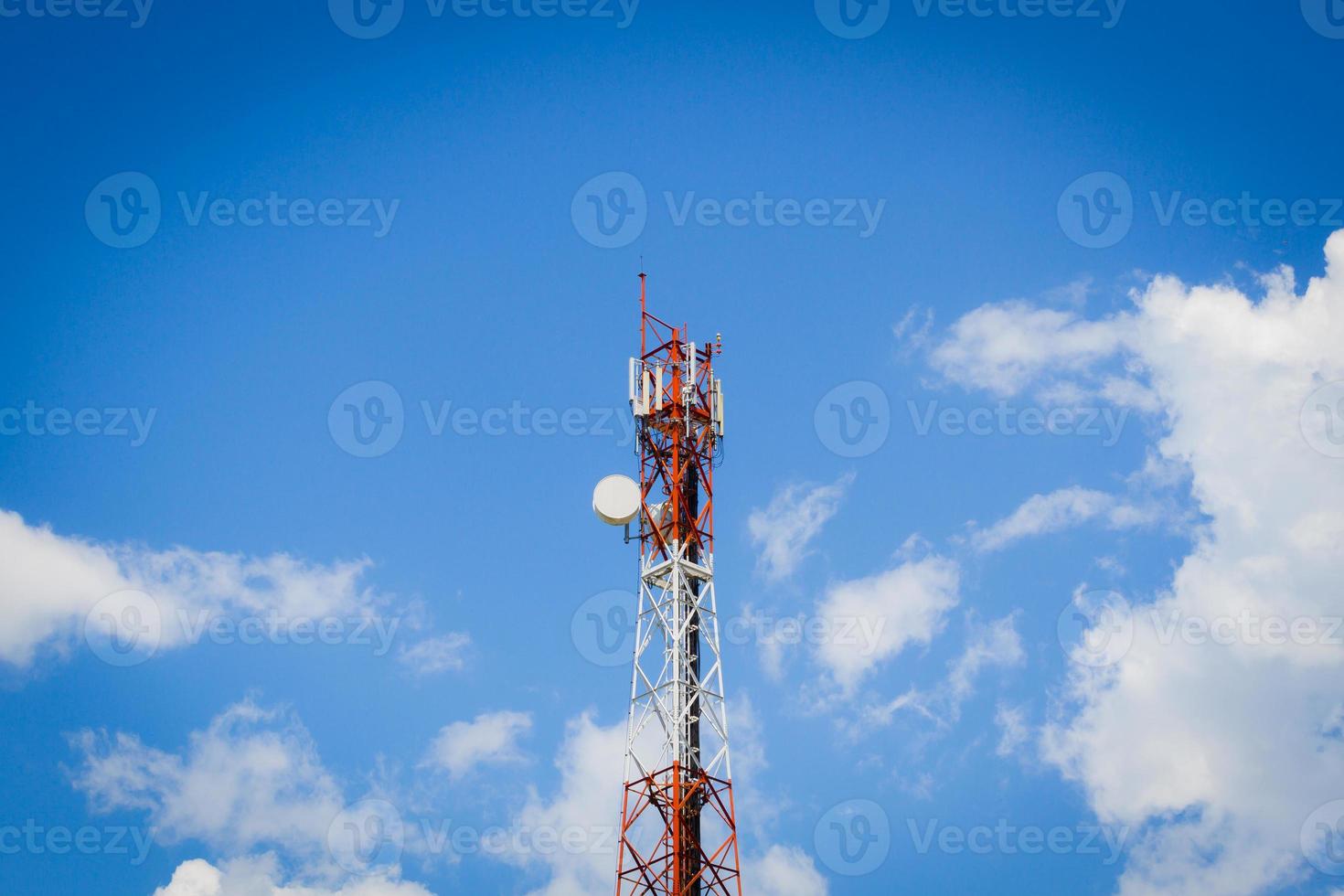 torre delle telecomunicazioni al centro dell'immagine foto