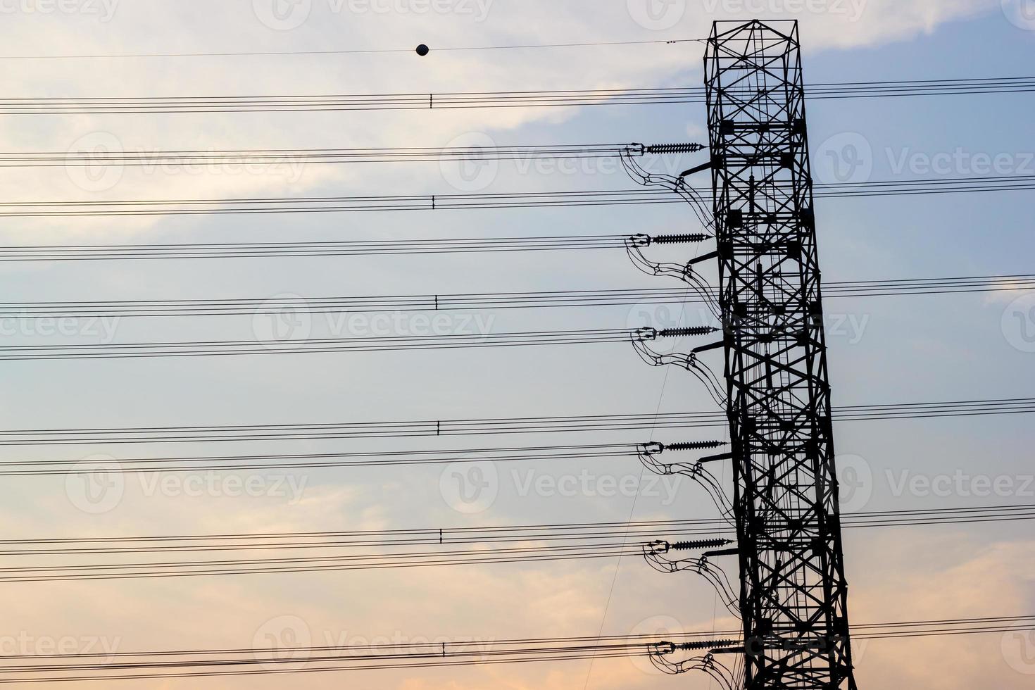 pilone dell'elettricità sullo sfondo del cielo serale, linee orizzontali. foto