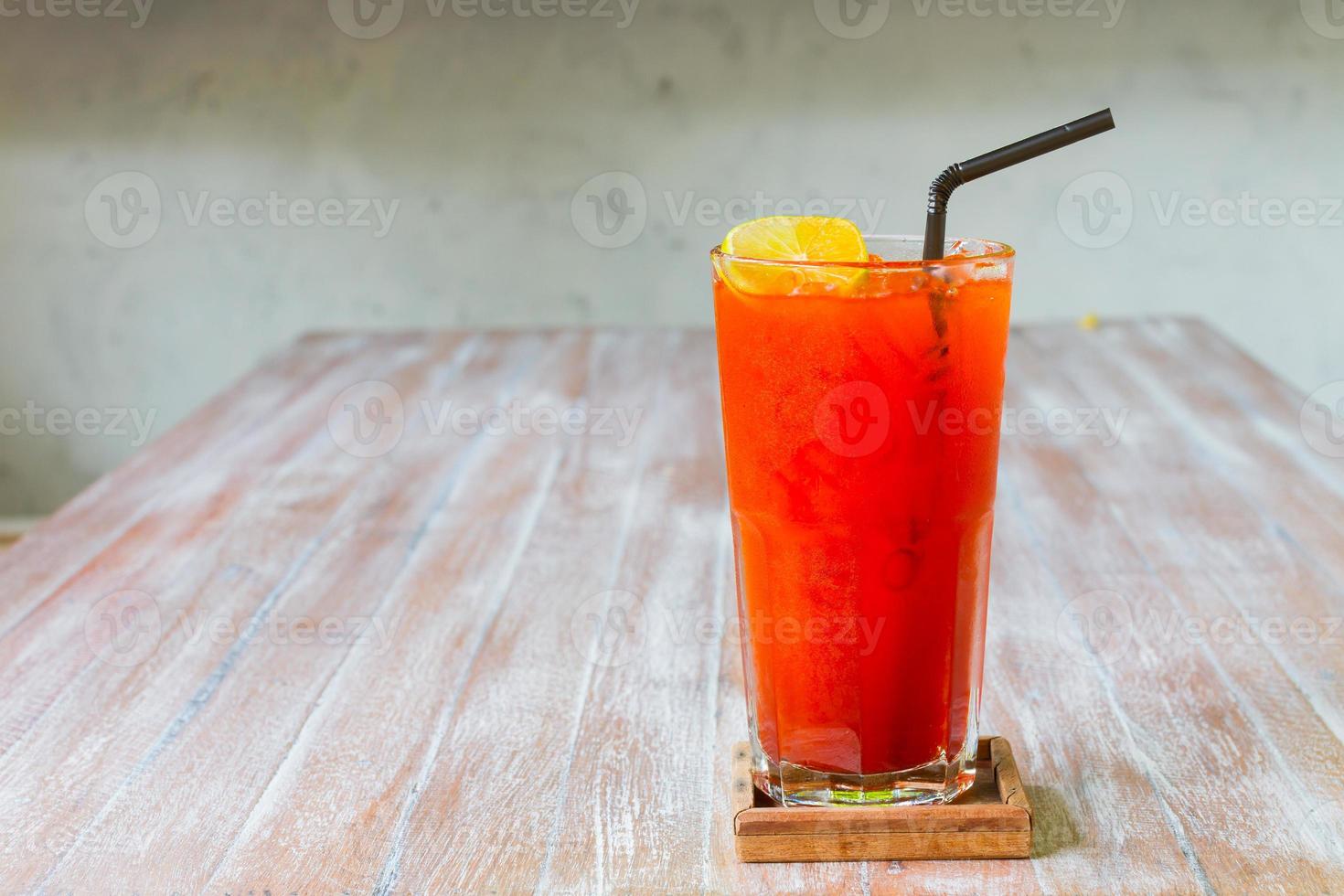 bicchieri di tè freddo con limone su sfondo tavolo in legno wooden foto