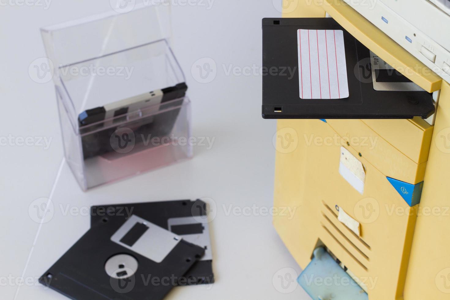 Disco floppy da 3,5 pollici in uno slot per unità floppy su un computer desktop foto