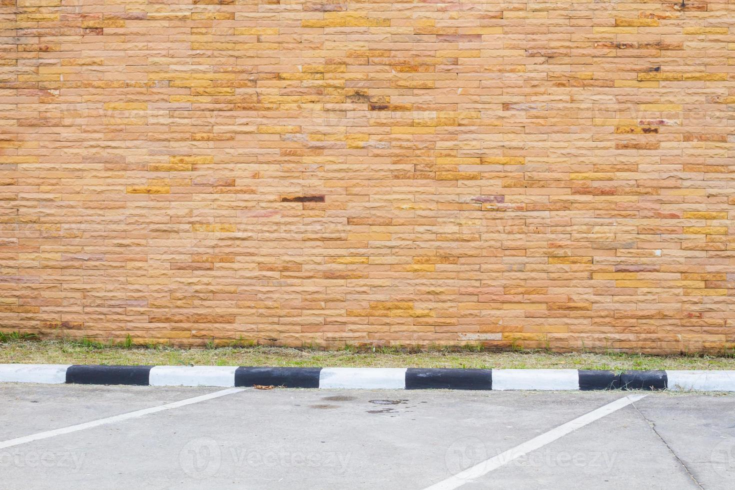 parcheggio vuoto con muro di arenaria marrone foto