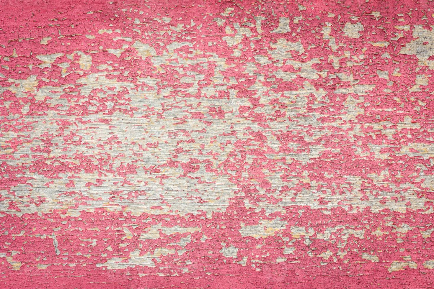 vernice rossa che si sfalda su fondo di legno sbiadito. foto