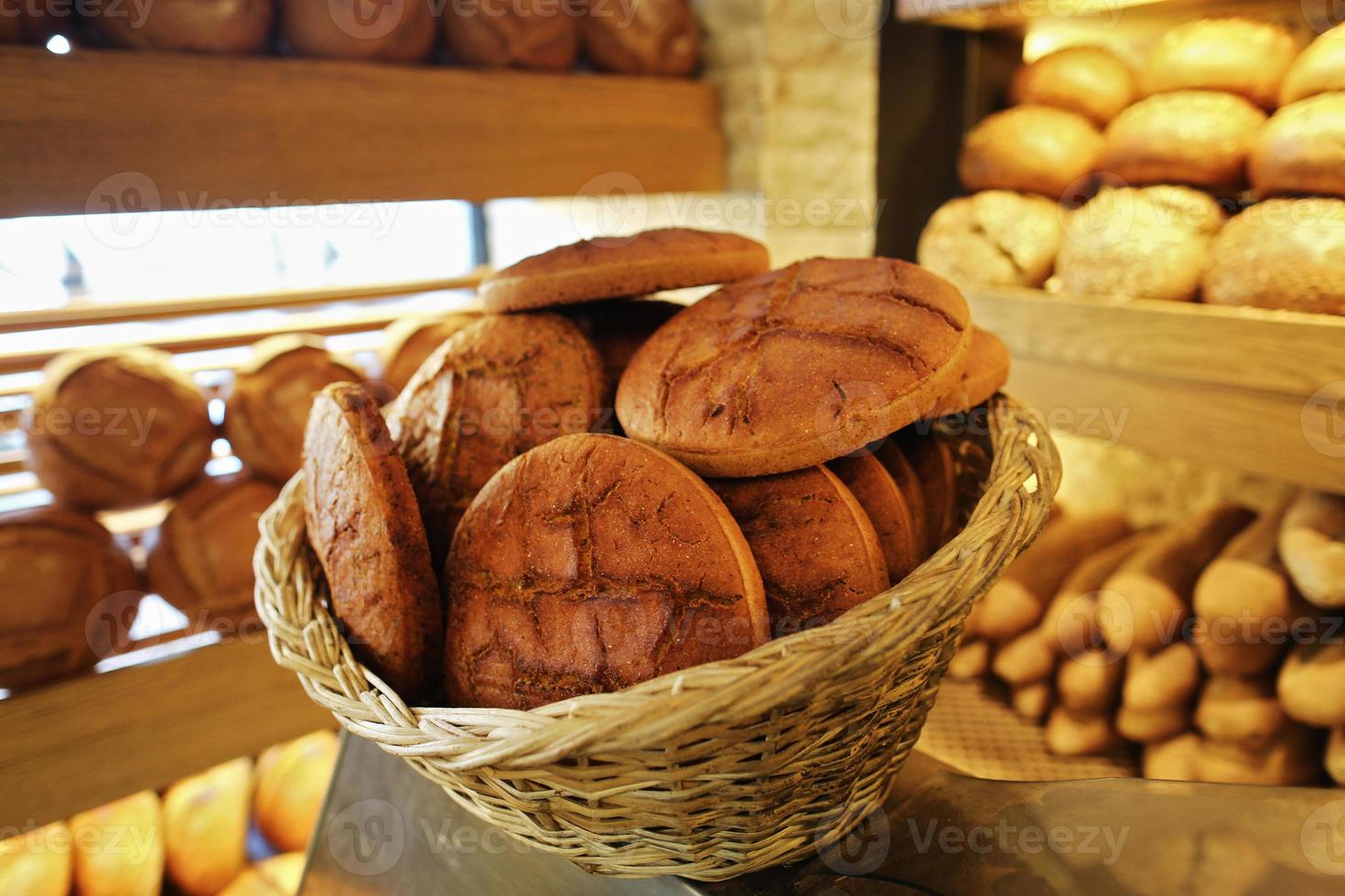 cesto e pane di mais, pasticceria, panificazione e panificazione foto