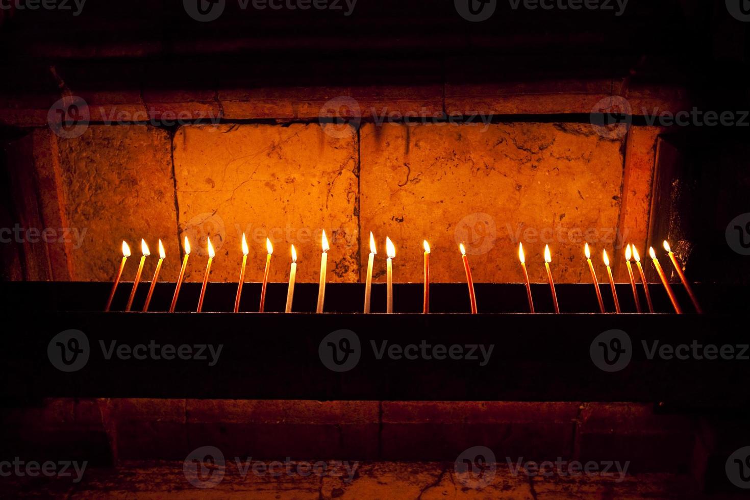 candele nella chiesa, terra santa, israele foto