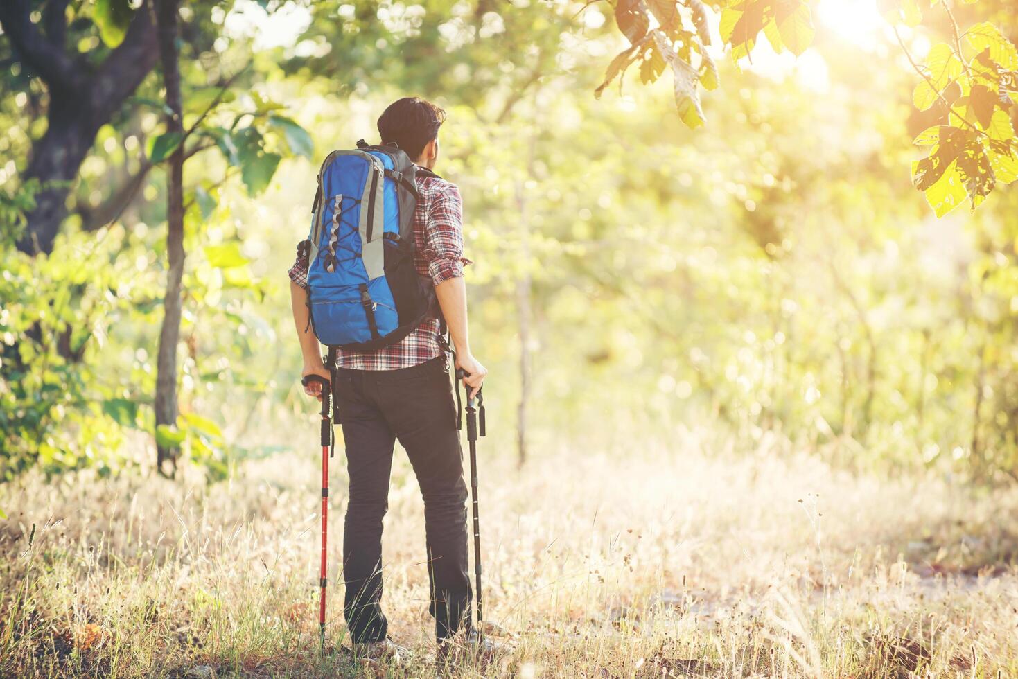 giovane uomo hipster che cammina sulla strada rurale durante le escursioni in vacanza. foto