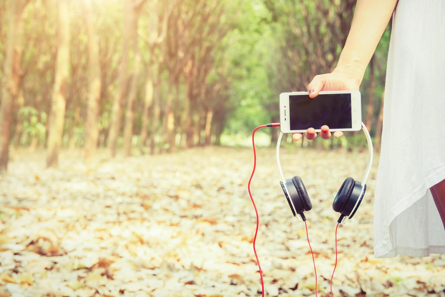 concetto di stile di vita della donna. giovane donna asiatica in ascolto godendo la musica. foto