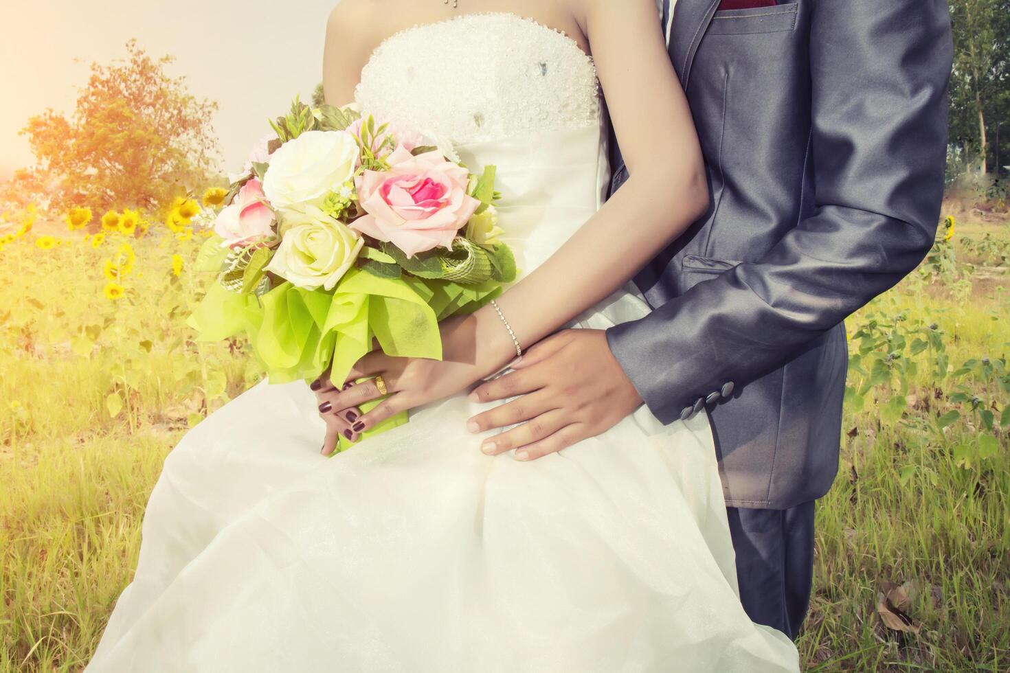 bellissimo bouquet di diversi colori nelle mani della sposa. foto