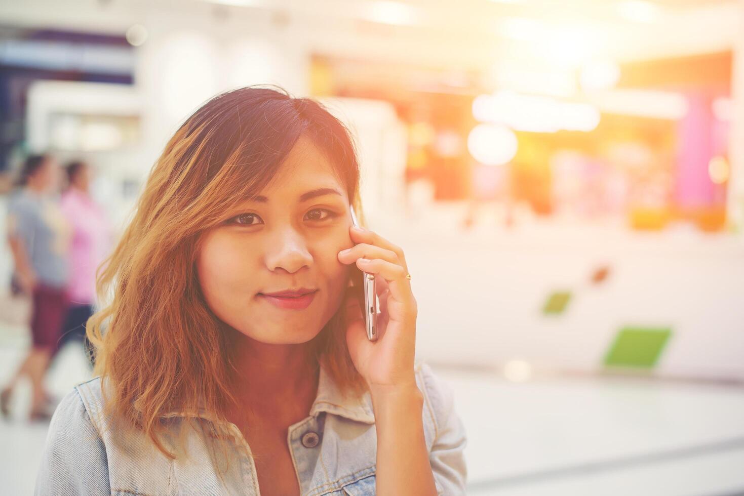 bella giovane donna che parla al telefono nel centro commerciale. foto