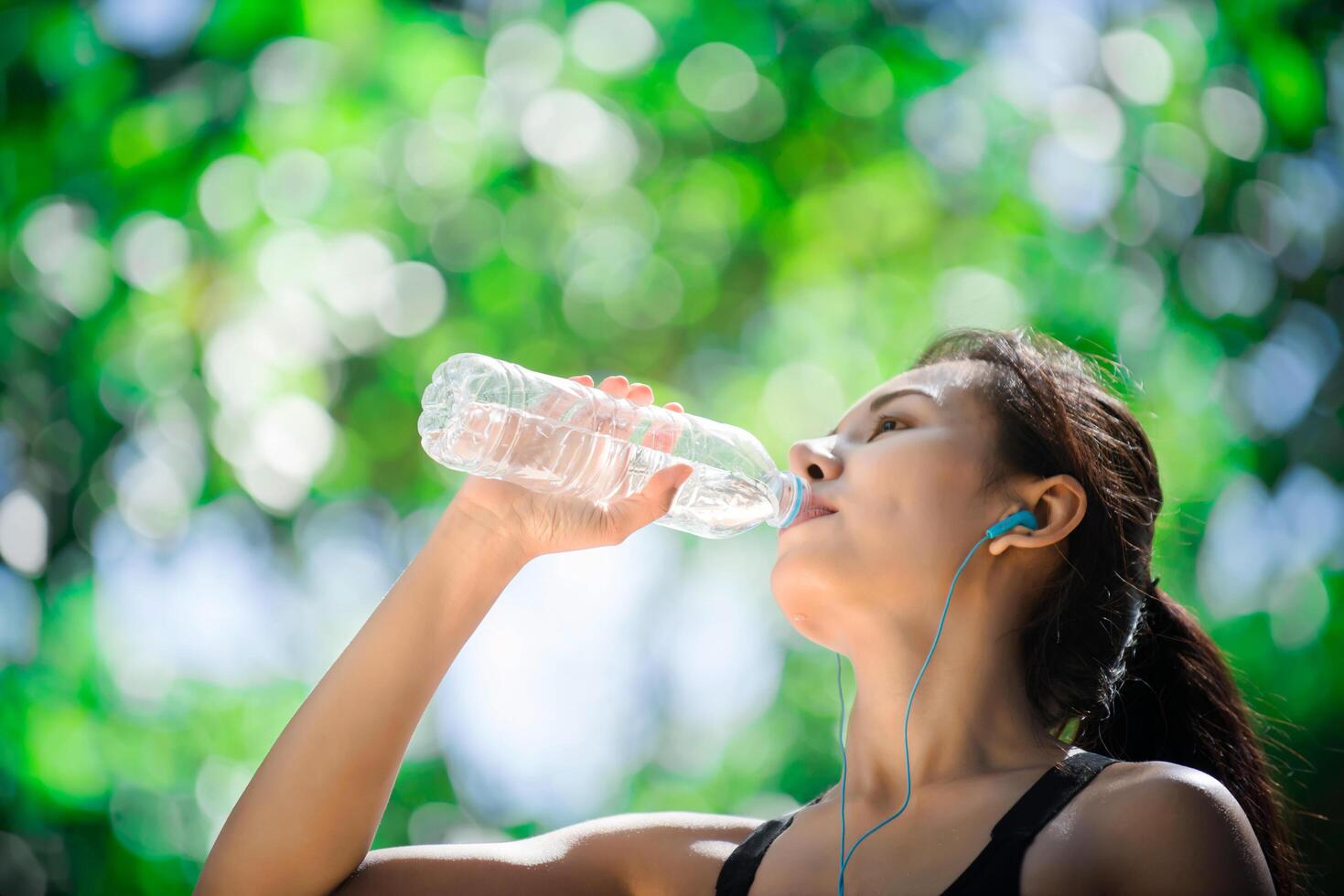 giovane donna impegnata nello sport mentre ascolta la musica. foto