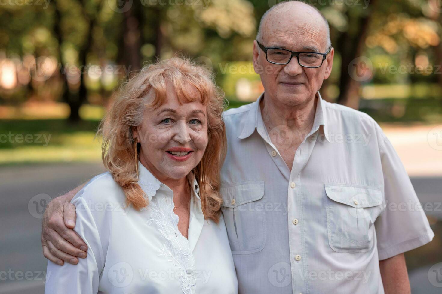 contento anziano famiglia coppia all'aperto foto