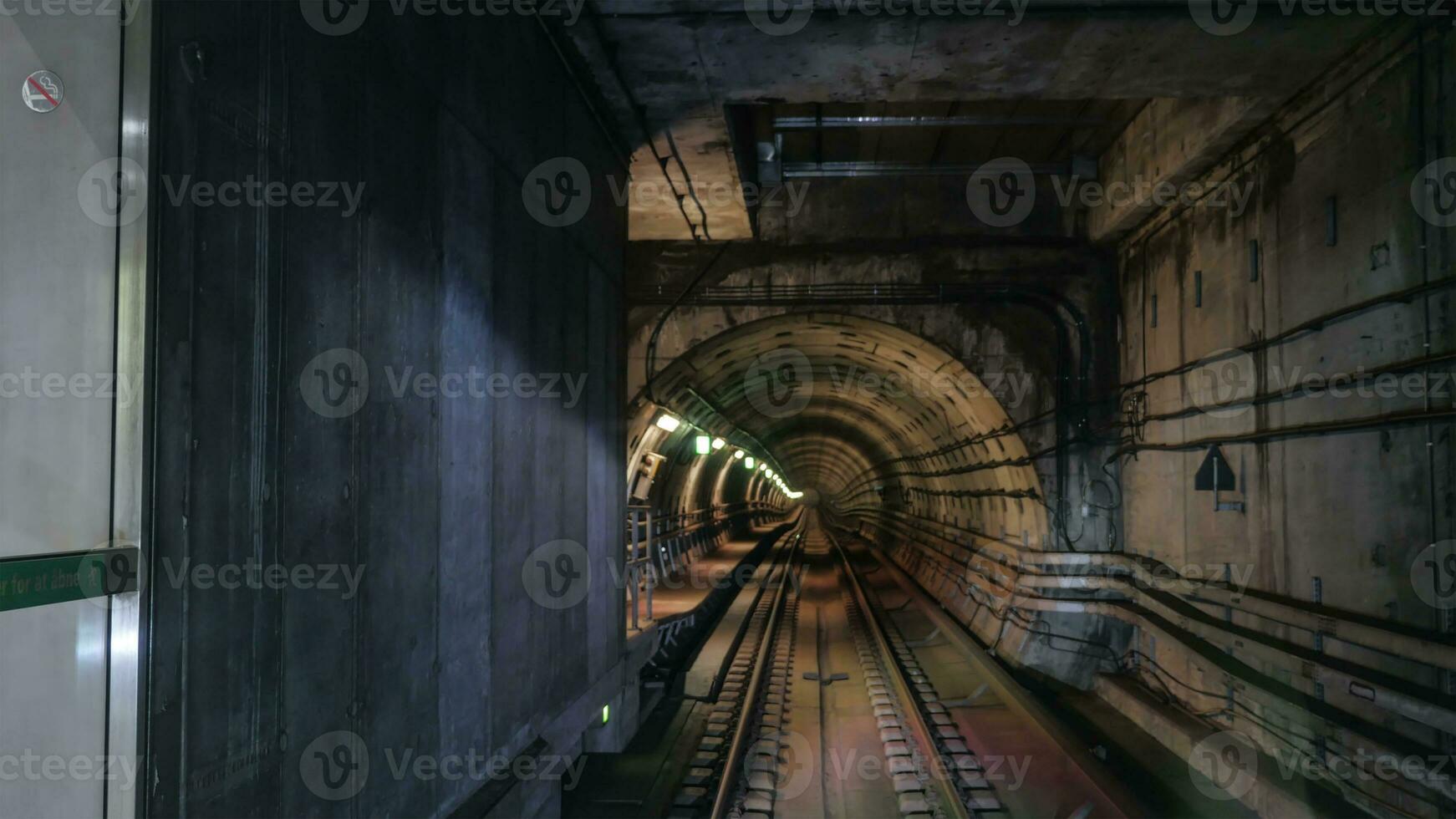 metropolitano tubo nel lampade leggero foto