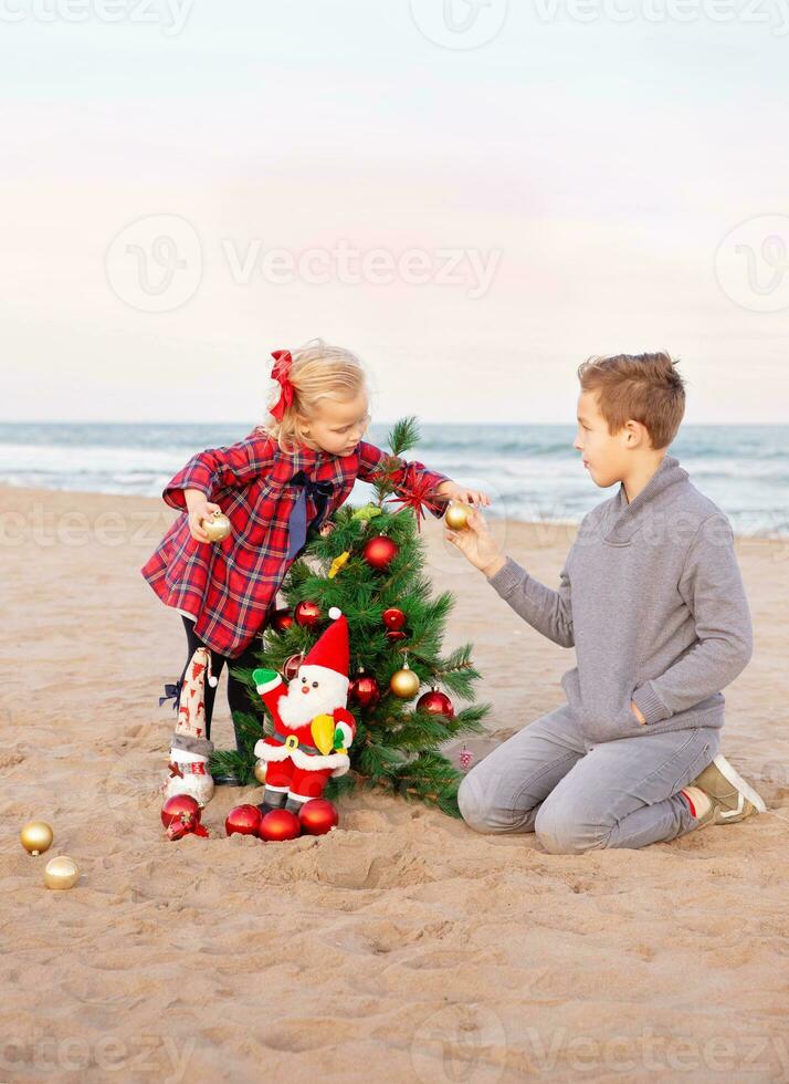 fratelli preparazione per il Natale festa su il spiaggia foto