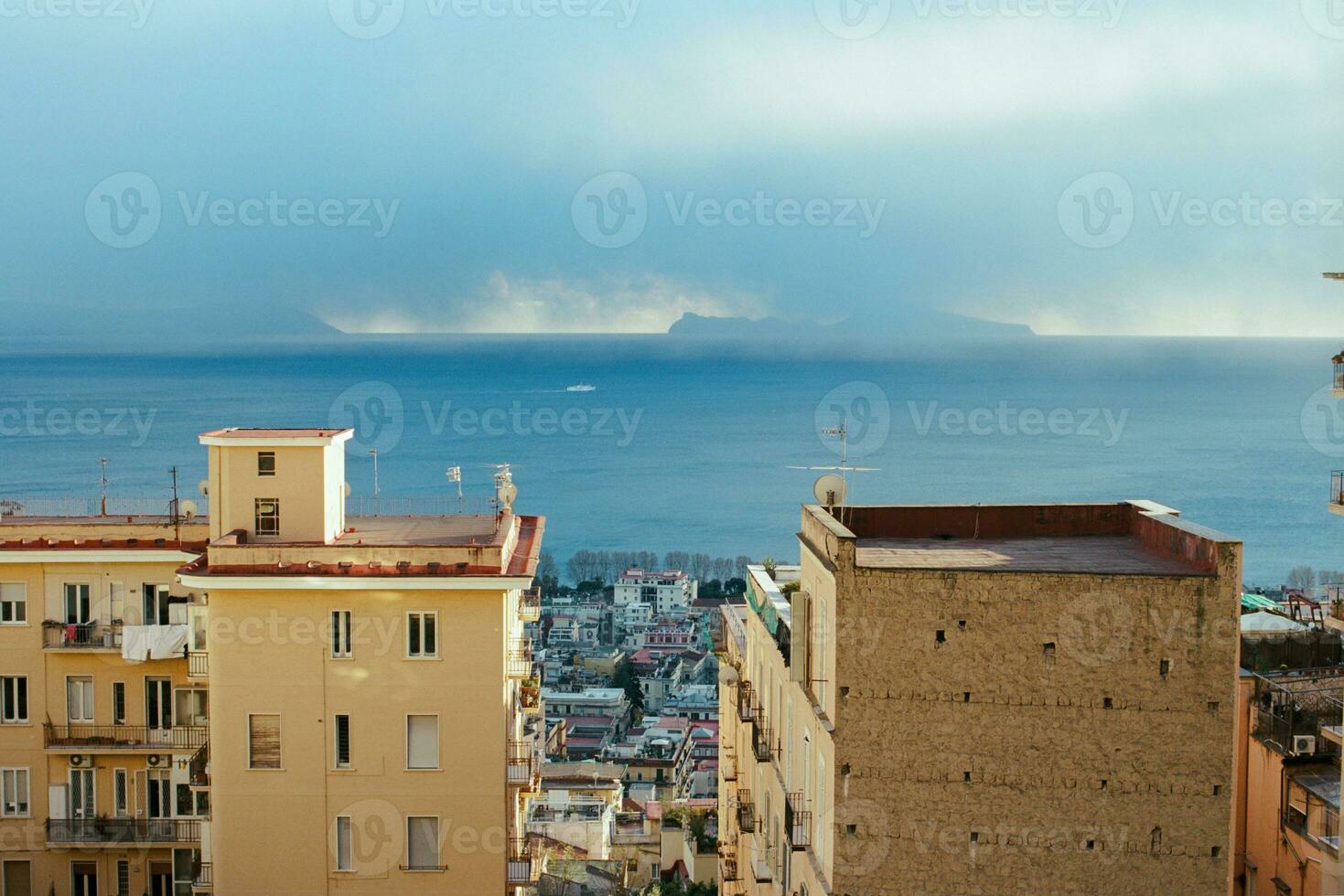 mare e Napoli costa con case, Italia foto