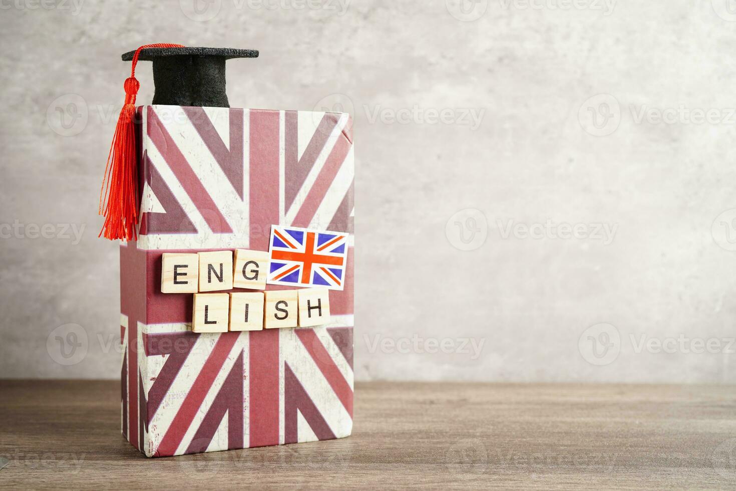 inglese libro con diplomato cappello, apprendimento e lezione per straniero. foto