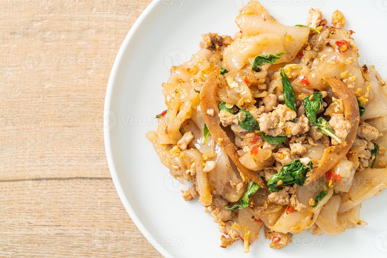 noodle saltati in padella con pollo tritato e basilico foto